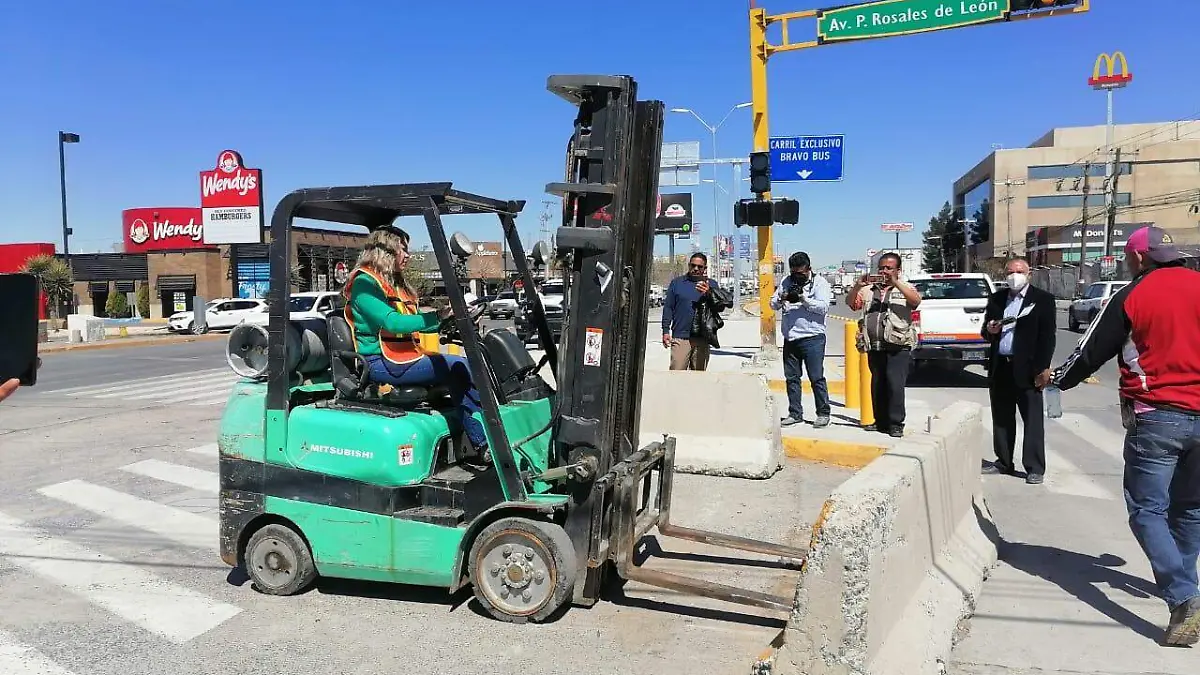 diputada se sube en el monta cargas